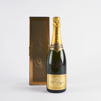 une bouteille de champagne devant une caisse en bois