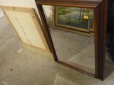 un miroir posé sur le sol devant un mur
