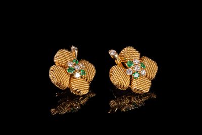 une paire de boucles d'oreilles en or ornées de pierres vertes et blanches