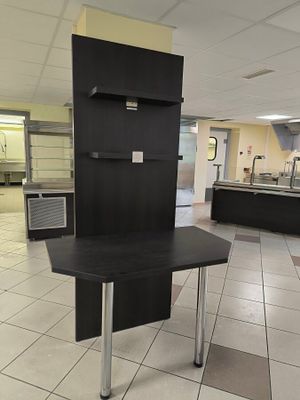 une cuisine équipée d'une table et d'un réfrigérateur