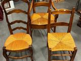trois chaises en bois assises l'une à côté de l'autre dans une pièce