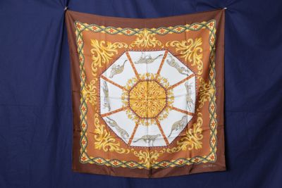 une photo d'un foulard carré suspendu à une corde à linge