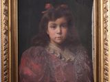 portrait d'une jeune fille en robe rouge avec un nœud rouge, dans un cadre doré