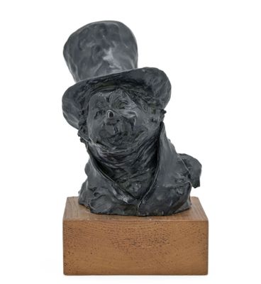 statue d'un chien coiffé d'un haut-de-forme, posée sur un socle en bois