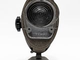 un appareil photo à l'ancienne sur un fond blanc, avec un fond blanc