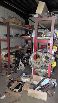 une pièce remplie d'une multitude d'objets de toutes sortes