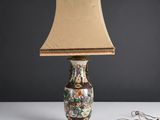 une lampe posée sur une table, à côté d'une autre lampe