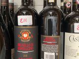 des bouteilles de vin sont alignées sur une étagère dans un magasin