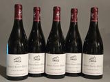 six bouteilles de vin rouge sont alignées sur une table