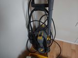 une photo d'un aspirateur sur un parquet en bois massif