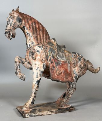 statue d'un cheval posée sur un socle en bois, sur fond gris