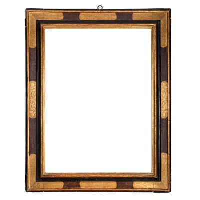 un vieux cadre photo avec un fond blanc et une bordure marron