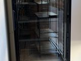 une photo d'une porte vitrée dans un coin d'une pièce