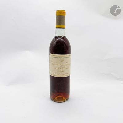 une bouteille de vin posée sur une table blanche
