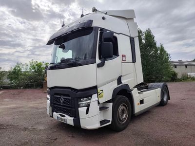 une photo d'un camion blanc garé dans un parking