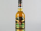 une photo d'une bouteille de whisky posée sur une table