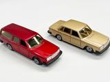 deux voitures jouets assises l'une à côté de l'autre sur une surface blanche