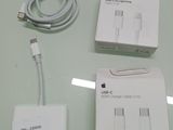 une boîte à laquelle sont fixés un chargeur et un câble