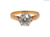 gros plan d'une bague en diamant sur fond blanc