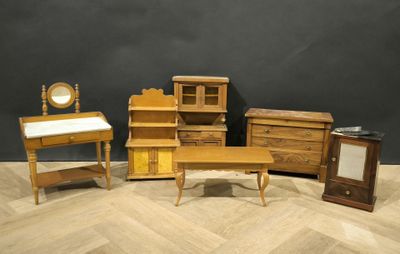Plusieurs meubles sont disposés sur un parquet dans une pièce