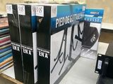 beaucoup d'appareils électroniques sur une table dans un magasin