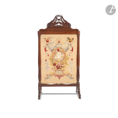 une image représentant un cadre en bois orné d'un motif floral