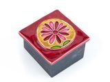 boîte en céramique rouge et jaune ornée d'un motif floral