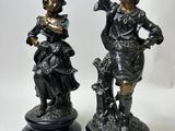 paire de figurines en bronze représentant un garçon et une fille accompagnés d'un chien
