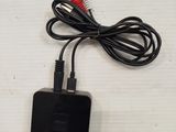 un chargeur noir auquel est attaché un cordon rouge