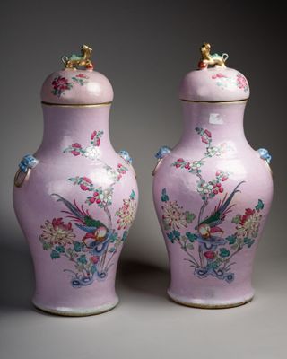 une paire de vases roses décorés d'oiseaux et de fleurs peints