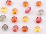 un assortiment de pierres précieuses de différentes couleurs posées sur une surface blanche