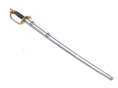 gros plan d'une épée sur fond blanc