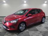 une voiture rouge garée dans un garage au sol en damier