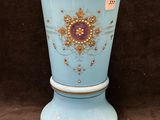 un vase bleu orné d'une décoration dorée