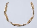 un bracelet en or composé de maillons ovales et de maillons ovales