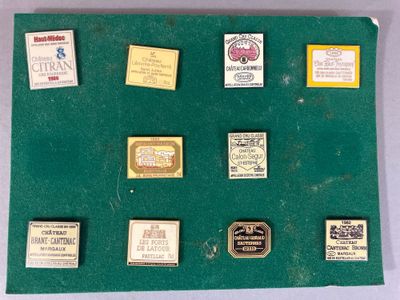 un bout de papier vert sur lequel sont collés plusieurs timbres