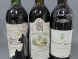trois bouteilles de vin sont alignées sur une table