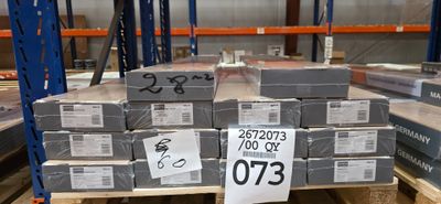une grande pile de cartons sur une palette dans un entrepôt
