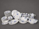 un ensemble de plats et de tasses en porcelaine bleue et blanche