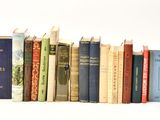 un grand nombre de livres alignés sur une étagère