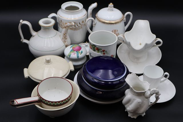 Lot de porcelaine : crémier, saucière, bonbonnières, théière, pet...