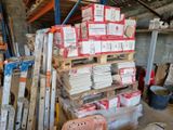 une grande pile de boîtes sur une palette dans un entrepôt