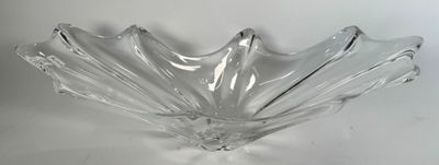 une photo d'un saladier en verre transparent posé sur une surface blanche