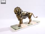 statue de lion sur un socle de marbre sur fond blanc