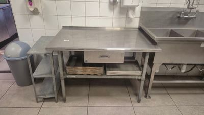 une cuisine en acier inoxydable avec un évier et un lave-vaisselle