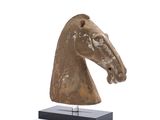 sculpture représentant une tête de cheval posée sur un socle, sur fond blanc