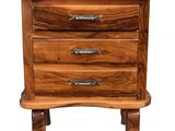 un gros plan d'une commode en bois sur fond blanc