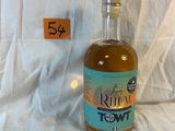 une bouteille de rhum posée sur un drap blanc