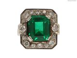 une bague en or blanc 18 carats sertie d'une émeraude et de diamants