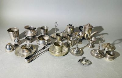 beaucoup d'objets en argent qui se trouvent sur la table